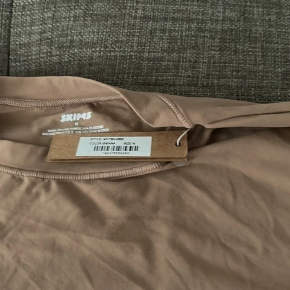 Skims Fits Everybody Super Cropped T-Shirt - Picture 2 of 5